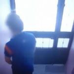 Pakedi teslim eden kargocu apartmana idrarını yaptı