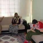 Yok b&ouml;yle fedakarlık! Engelli kıza 27 yıldır anne-babalık yapıyorlar