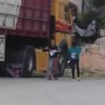 İdlib'de aniden bayram harçlığı alan çocukların mutluluğu yüzleri güldürdü