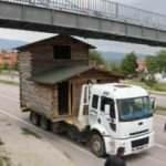 &Ouml;len arkadaşları anısına ahşap evi 7 kilometre taşıdılar