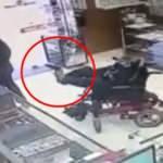 Tekerlekli sandalyedeki soyguncu ayaklarıyla silahı kuyumcuya doğrulttu