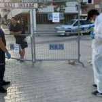 Dışarda kalan karantinadaki aileye koruyucu elbiseli çilingir yardımı