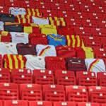 Göztepe, taraftarının formalarını tribüne taşıyor