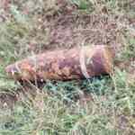 Koyunları otlatırken 25 yıllık patlamamış top mermisi buldu