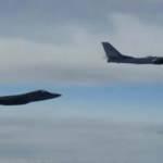 F-22'ler 4 adet nükleer bombardıman uçağının önünü kesti