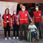 Hatay'da çöpten atık toplayan Suriyeli çocuğa Türk Kızılay yardım etti