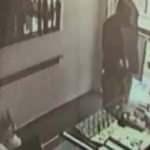 Kuyumcu, dükkanına giren gaspçıyı yakalayıp polise teslim etti
