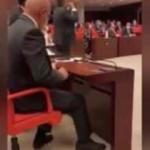Mahmut Tanal elleri acımasın diye Meclis sırasına hasar verdi