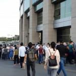 Adalet Sarayı önünde yoğun kalabalık