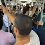 Metrobüs durağında endişe oluşturan görüntüler