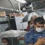 Metrobüs içinde tavandan akan sudan şemsiyeyle korundular