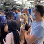 Metrobüslerde ve duraklarda dikkat çeken yoğunluk