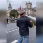 PKK'lı aracın önüne atladı, Boris Johnson kaza yaptı!