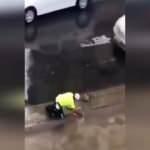 Polis memuru tıkalı mazgal için seferber oldu