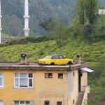 Satmaya kıyamadığı baba yadigarı otomobili çatıya koydu