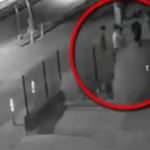 Bıçakla gasp anları güvenlik kamerasında