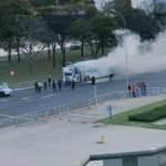 Brezilya'da Başkanlık sarayı önünde bir otobüs kundaklandı