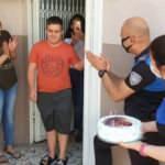 Down sendromlu gence polisten doğum günü sürprizi