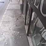 Kaldırımda yürürken önüne beton parçası düştü!