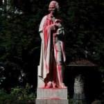 Paris'te filozof Voltaire'nin heykeli kırmızıya boyandı