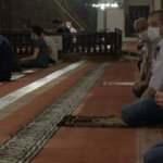 Sabah namazı 100 g&uuml;n sonra ilk kez cemaatle kılındı	