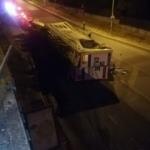 Bariyerleri aşan TIR alt yola uçtu