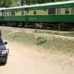 Pakistan'da tren otobüse çarptı: 19 ölü, 8 yaralı