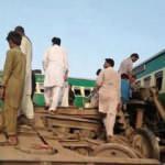 Pakistan'da tren, yolcu otobüsüne çarptı: 19 ölü