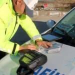 Araç kullanırken telefonla konuşan polis cezayı yedi