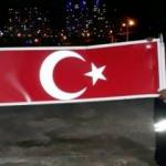 İtfaiye ekipleri Türk bayrağını yerde bırakmadı