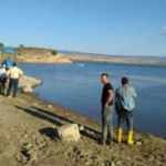 Kayıkla s&uuml;r&uuml;klenen oğlunu kurtarmak isterken canından oldu