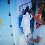 Mağaza &ccedil;alışanını &ccedil;antasını &ccedil;aldı, para bulamayınca &ccedil;&ouml;pe attı