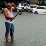 Su altında kalan caddeye olta attı