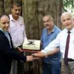 4117'nci yaşına giren porsuk ağacı i&ccedil;in doğum g&uuml;n&uuml; pastası kestiler