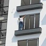 8. katta boya kovası üzerinde çalışan işçi!