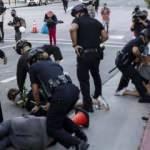 ABD’de gösteriler sürüyor: Bir protestocu polisi yere yıktı