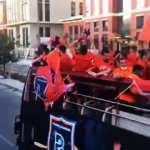 Başakşehir &uuml;st&uuml; a&ccedil;ık otob&uuml;sle şampiyonluk turunda!