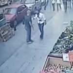 Kadıköy'de dehşet anı kamerada! Arkadaşını önce göğsünden bıçakladı sonra tekemeledi