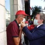 Vali Aydoğdu vatandaşlara tek tek maske taktı