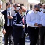 Bakan Akar, Kayseri'de anne ve babasının kabrini ziyaret etti