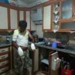 Tıkanan lavaboyu a&ccedil;mak isterken canından oluyordu