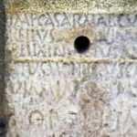 1800 yıllık yazıtta defineci tahribatı