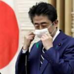 Japonya'da Başbakan Abe hükümetin dağıttığı maskeyi kullanmayı bıraktı
