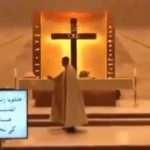 Papazın zor anları! Beyrut'ta meydana gelen patlamaya ayinde yakalandı