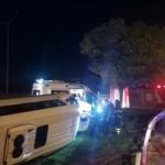 D-100’de güvenlik görevlilerini taşıyan minibüs servisi devrildi: 6 yaralı