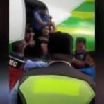 Endonezya'da biletsiz uçağa binen kişi, yaka paça uçaktan atıldı