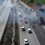 Anız yangınından sıçrayan kıvılcımlar saman yüklü TIR'ı yaktı