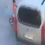 Otomobilin altında kalmaktan son anda kurtuldu