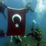 Antalyalı dalgıçlar su altında dev bayrak açtı