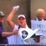 Bir çirkin provokosyon daha! Kur'an-ı Kerim'i yırtıp yere attı